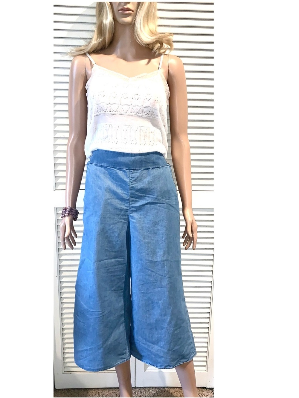 Takara Wide leg pull on Chambray Cropped Blue Pants Women’s size Medium